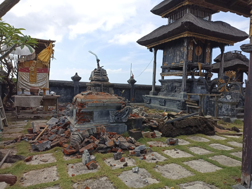 Ngawit Renovasi Ngemecikang Pelinggih ring Pura Segara Padang Galak