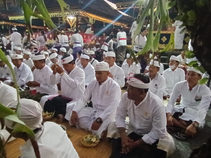 Prajuru DESA kesarengin prajuru LPD ngaturang canang asebit sari Rikanjekan ida betara Desa lan puseh katuran piodalan
